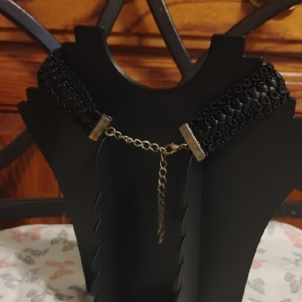 🖤 Hot Topic Black Adjustable Choker with Cross Medallion 🖤 - Picture 4 of 4